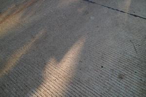 route en béton solide avec texture rayures photo