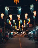 festival des lanternes dans le ciel à pai walking street photo