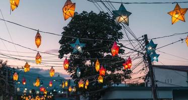 festival des lanternes dans le ciel à pai walking street photo