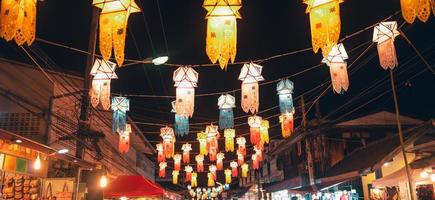 festival des lanternes dans le ciel à pai walking street photo