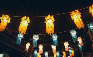 festival des lanternes dans le ciel à pai walking street photo