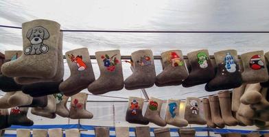 bottes en feutre sur le stand du marché. les valenki sont des chaussures d'hiver russes traditionnelles. photo