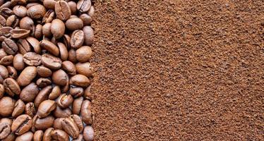 image de grains de café et de café instantané moulu. fond de grains de café et de poudre de café. photo