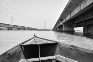 ganga vu dans garh mukteshwar, uttar pradesh, inde, on pense que le ganga est la rivière la plus sacrée pour les hindous, vue de garh ganga brij ghat qui est un lieu religieux célèbre pour les hindous - noir et blanc photo