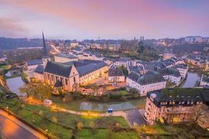 Toits de la vieille ville de la ville de luxembourg à partir de la vue de dessus photo