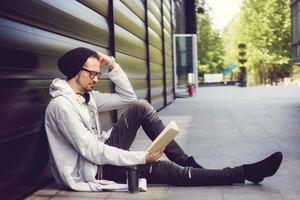 lecture et détente en ville. photo