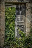 Vieille porte sur un bâtiment abandonné à assos, Céphalonie photo