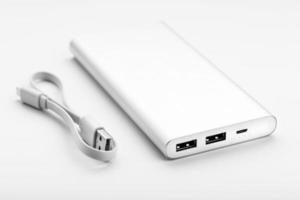 banque d'alimentation pour charger des appareils mobiles et des gadgets sur fond blanc photo