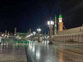 medina, arabie saoudite, oct 2022 - belle vue sur masjid al nabawi madinah dans les veilleuses. masjid al nabawi médina présente une très belle scène dans les veilleuses. photo