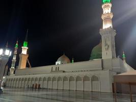 medina, arabie saoudite, oct 2022 - belle vue sur masjid al nabawi madinah dans les veilleuses. masjid al nabawi médina présente une très belle scène dans les veilleuses. photo