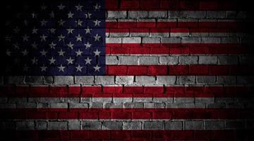drapeau américain peint sur un mur de briques. 4 juillet fond dans le style grunge photo