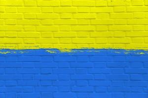 drapeau jaune et bleu de l'ukraine sur un mur propre, graphique industriel, symbole de la liberté, image de style grunge, combat en guerre avec la russie, image symbolique, texture sur la surface urbaine, arrière-plan patriotique photo