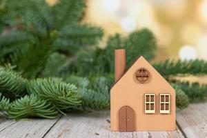 un modèle de maison en bois écologique sur fond d'hiver. photo