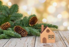 un modèle de maison en bois écologique sur fond d'hiver. photo