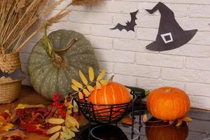 citrouilles sur la table pour la décoration des vacances d'halloween. je me prépare à fêter la toussaint photo