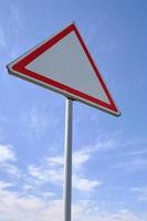 panneau d'avertissement de trafic nuages d'arrière-plan et ciel bleu. photo