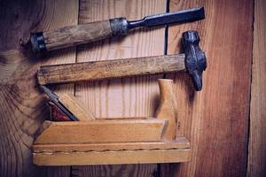 ensemble d'outils de menuiserie marteau, burin et avion sur un fond en bois. photo