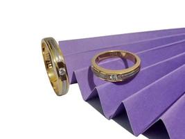 anneaux de mariage. bague en argent avec accessoires violets et fond blanc isolé photo