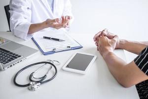 médecin discutant des soins de santé avec le patient photo