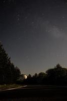 ciel étoilé de nuit dans les montagnes photo