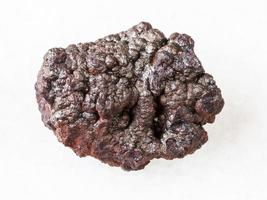 pierre de goethite rugueuse fer brun sur blanc photo