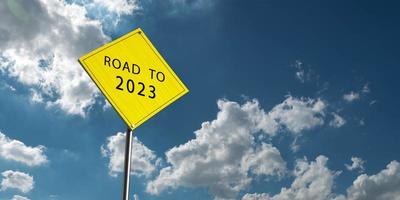 signe jaune orange couleur trafic bleu ciel nuageux route vers 2023 début début fin 2022 bonne année joyeux noël objectif vision futur vers l'avant futur cible plan stratégie affaires concept photo
