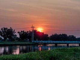 beau coucher de soleil sur le terrain photo