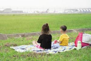 les enfants ont aimé regarder les avions décoller et atterrir à l'aéroport le week-end avec leur famille. photo