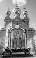 Croix de l'église chrétienne dans la haute tour du clocher pour la prière photo