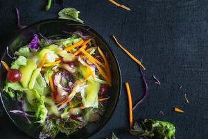 salade de légumes sur fond noir photo