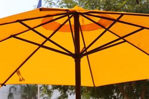 parapluie dans le parc de la ville près de la mer. photo