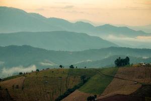 beaux paysages sur les hautes montagnes, les vallées rizicoles et les parcelles agricoles. photo