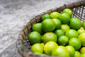 limes sur un panier en bois photo