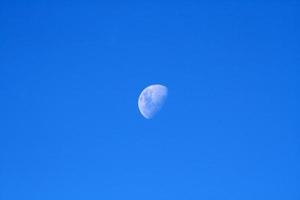 demi-lune dans le ciel bleu photo