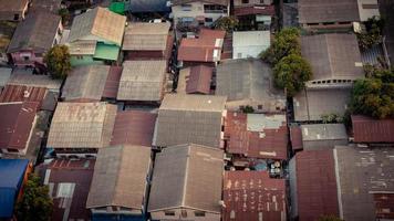 vue aérienne des maisons bondées de la ville photo