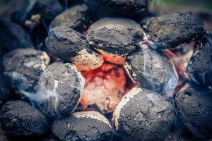 viande grillée du gril à charbon de bois photo