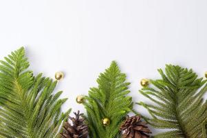 Vue de dessus des décorations de Noël à plat sur fond blanc photo