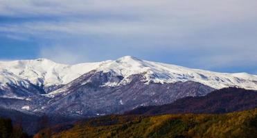 saison hivernale au sommet des montagnes photo