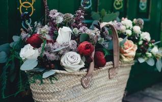 beau panier de fleurs photo