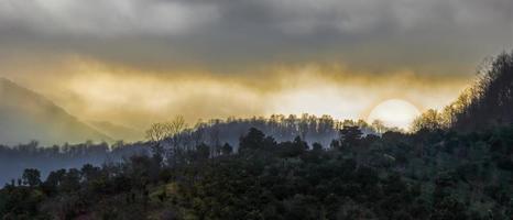 coucher de soleil dans la ville de roodbar photo