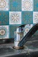 vieux robinet d'évier rouillé dans la cuisine. traces de rouille, calcaire, eau dure. photo