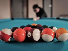 gros plan de boules de billard dans la table photo