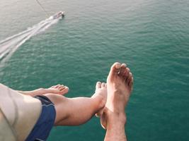 père et fils faisant de la planche à voile au-dessus de la mer à langkawi, malaisie photo