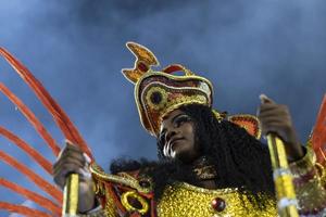 rio, brésil, 22 avril 2022, école de samba tuiuti dans le carnaval de rio qui s'est tenu au sambadrome des marques de sapucai photo