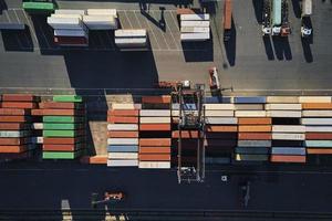 entrepôt de conteneurs, vue aérienne. concept d'expédition et de logistique photo