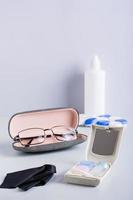 choix entre lunettes et lentilles de contact. articles pour les soins et le stockage. vue verticale