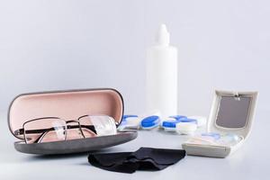 choix entre lunettes et lentilles de contact. articles pour les soins et le stockage