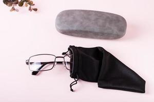 concept de rangement pour lunettes - choix entre étui souple et étui rigide photo