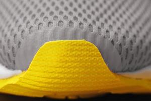 chaussures de course grises de sport avec gros plan de semelles jaunes. photo