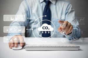 des organisations ou des entreprises développent un écran virtuel d'entreprise de crédit carbone. réduire les émissions de co2. concept de développement commercial durable. photo